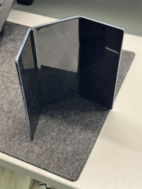 安卓首款！传音三折叠屏首曝：外观跟华为截然不同