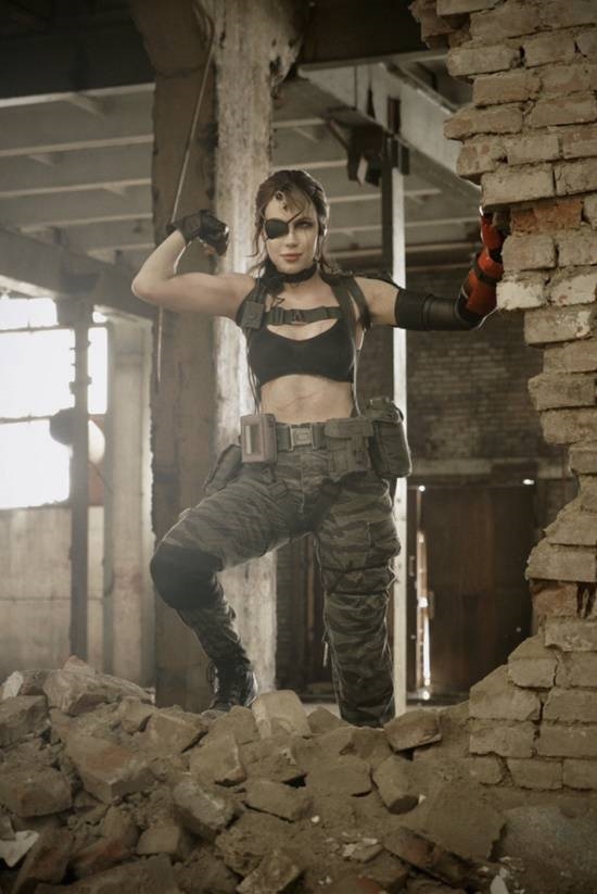 俄妹COS《寂静岭2》水泡头护士 性感身材和恐怖面容