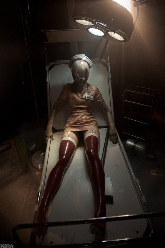 俄妹COS《寂静岭2》水泡头护士 性感身材和恐怖面容