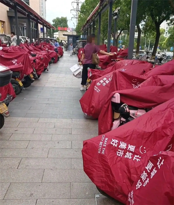 网友称赞雨天给顾客电瓶车搭雨披 胖东来：一直有这项服务