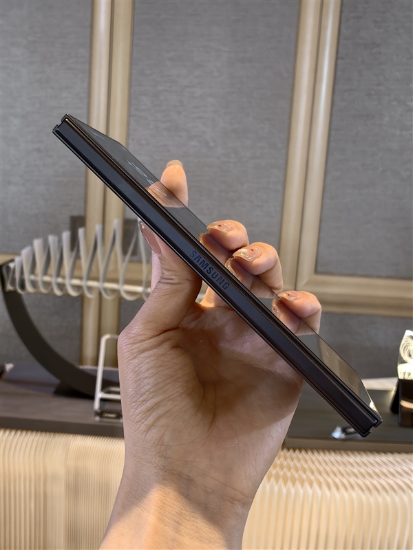 13999元起！三星Galaxy Z Fold7正式发布：8.9mm、215g全球最轻