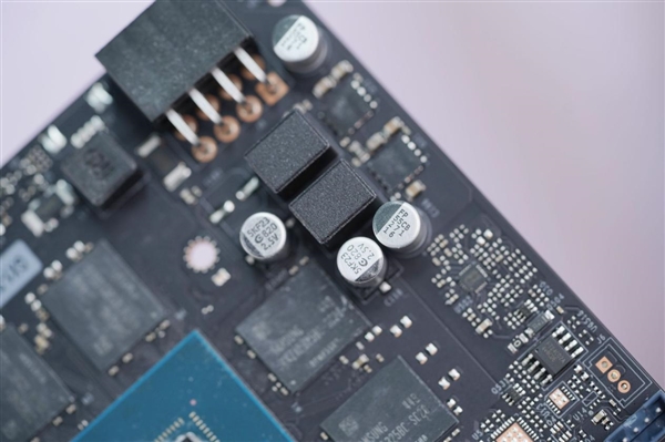 双风扇短小精悍！耕升RTX 5050追风OC显卡图赏