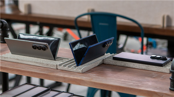 三星Galaxy Z Fold7图赏：全球最轻大折叠 比iPhone 16 Pro Max还要轻