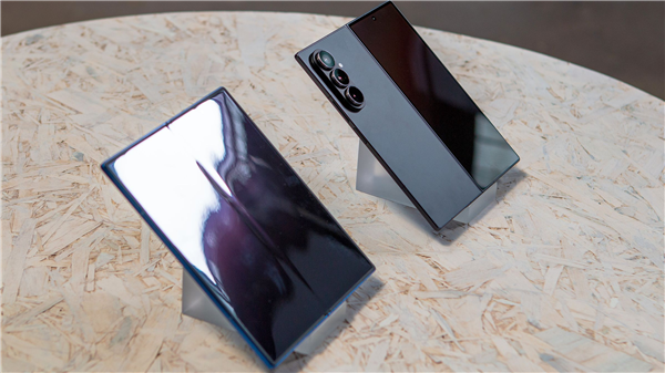 三星Galaxy Z Fold7图赏：全球最轻大折叠 比iPhone 16 Pro Max还要轻