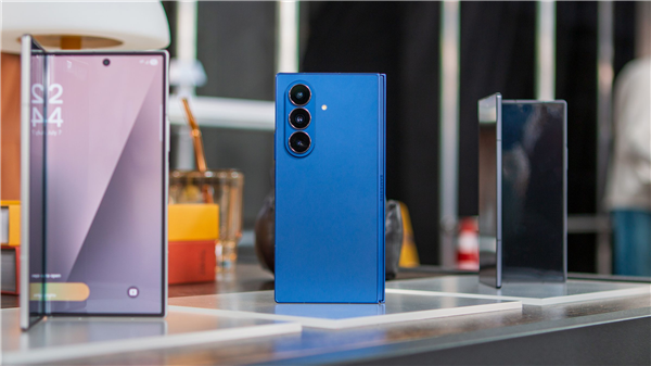 三星Galaxy Z Fold7图赏：全球最轻大折叠 比iPhone 16 Pro Max还要轻