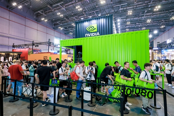 错过拍大腿！NVIDIA参展BW2025放大招：排队买公版RTX 5080/5070