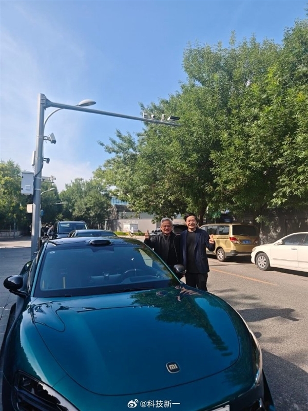 气温35度黄仁勋穿皮衣雷军穿西装合影  网友：“富人”普遍夏天穿的厚 冬天穿的薄