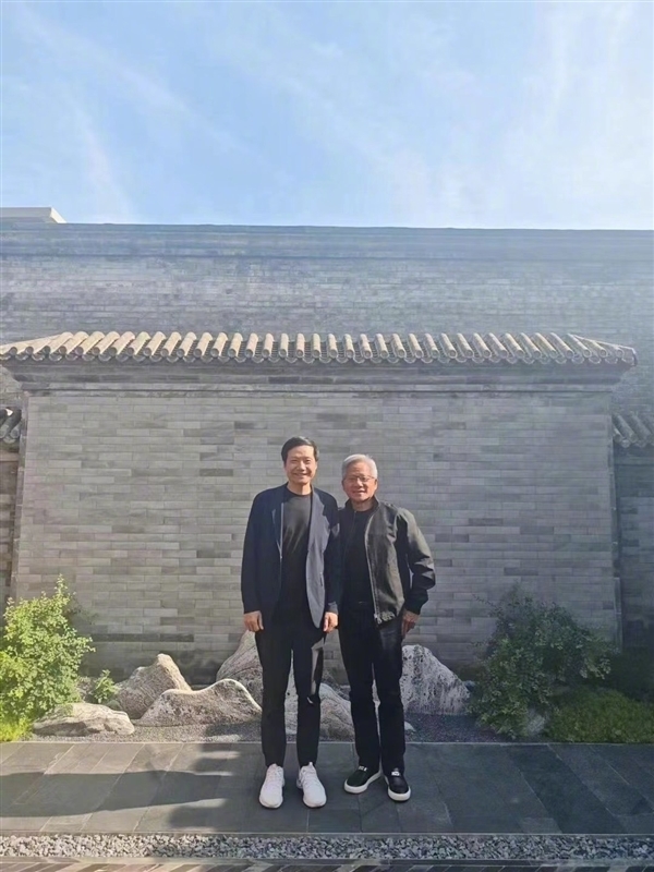 气温35度黄仁勋穿皮衣雷军穿西装合影  网友：“富人”普遍夏天穿的厚 冬天穿的薄