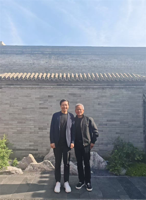 时隔12年再同框！雷军、黄仁勋在小米SU7 Ultra旁合影来了