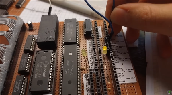 真·手搓CPU！旧芯片打造完整CPU：纯手工焊接+1800行汇编代码