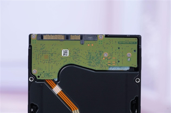 首款30TB硬盘！希捷酷狼Pro 30TB图赏