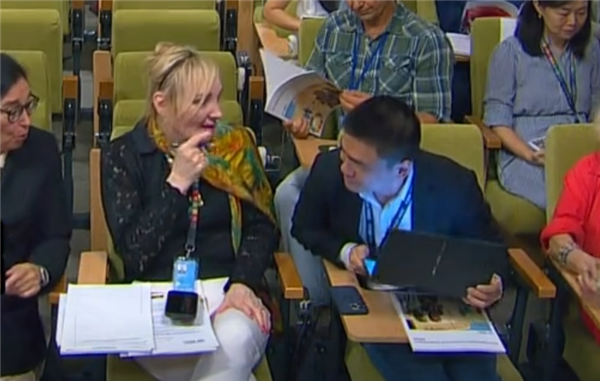 驻联合国外国记者被中国折叠电脑惊到：“哇哦”声一片