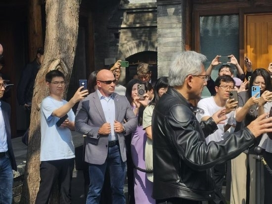 黄仁勋称不用怀疑苹果AI的能力 人家有自己的节奏