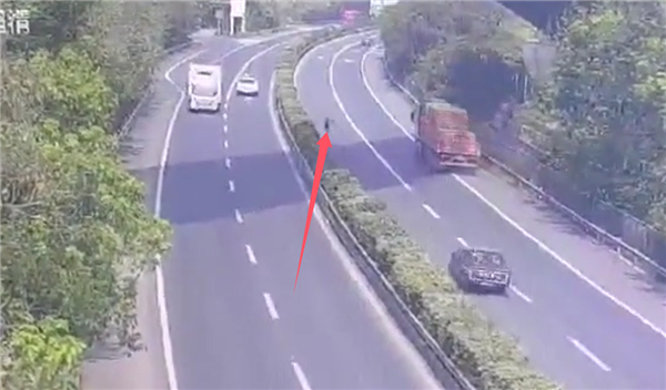 越南一卡车行驶中车轴断裂：车轮脱落并撞死一名路人