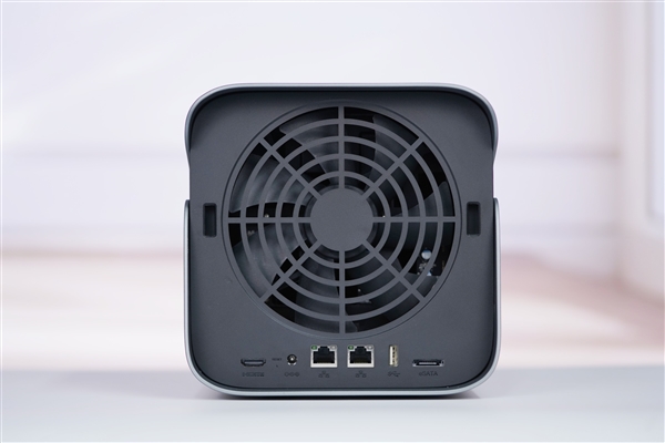 四盘位NAS天花板！极空间Z4Pro+性能版图赏