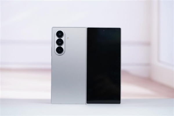 全球最轻的大折叠！三星Galaxy Z Fold7图赏