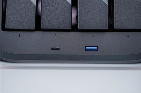 四盘位NAS天花板！极空间Z4Pro+性能版图赏