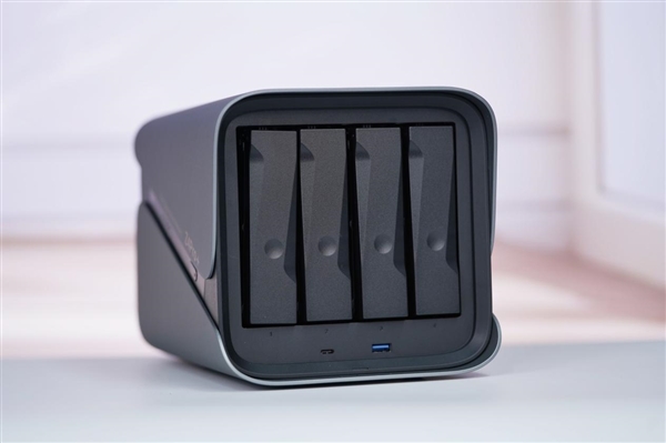 四盘位NAS天花板！极空间Z4Pro+性能版图赏