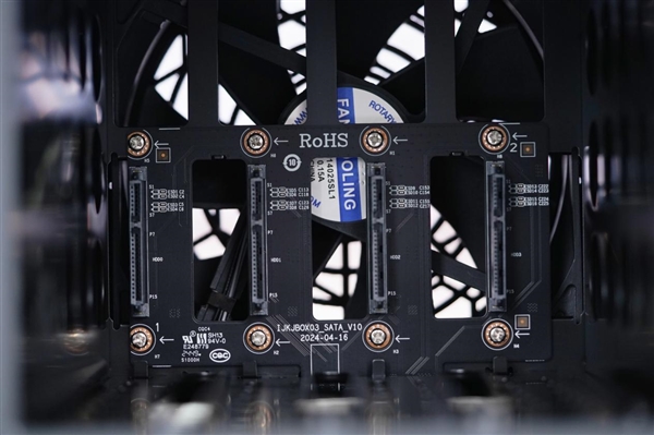 四盘位NAS天花板！极空间Z4Pro+性能版图赏