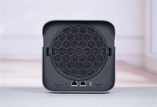 四盘位NAS天花板！极空间Z4Pro+性能版图赏