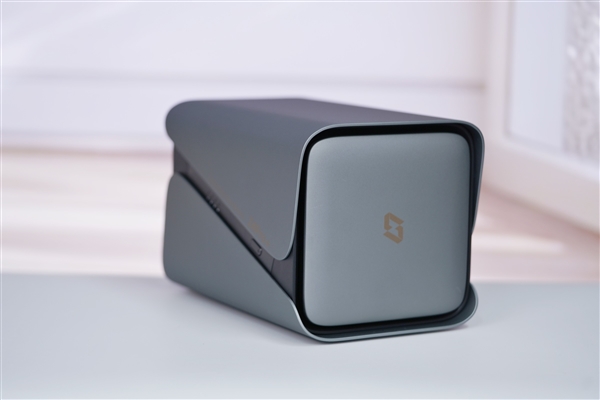 四盘位NAS天花板！极空间Z4Pro+性能版图赏