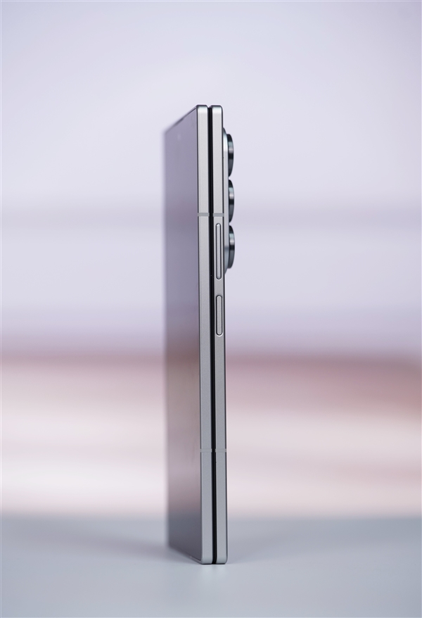 全球最轻的大折叠！三星Galaxy Z Fold7图赏