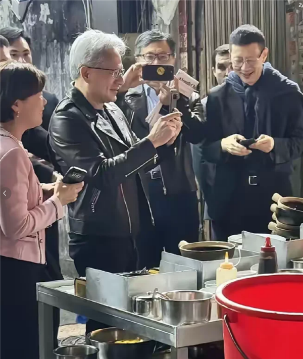 4万亿美元CEO用啥手机 黄仁勋晒机：纯正的安卓系统 非常简洁干净