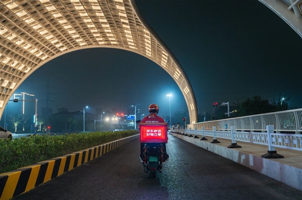 京东外卖砸20亿升级全职骑手福利！五险一金+防寒暑补贴+15万辆二轮车