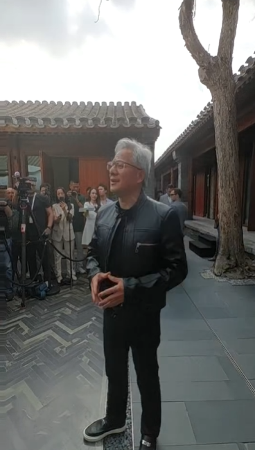 黄仁勋：世界上哪家手机能比华为更先进 轻视华为的人极其天真