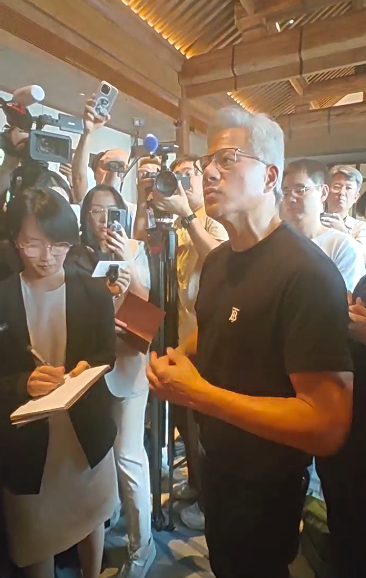 4万亿美元CEO用啥手机 黄仁勋晒机：纯正的安卓系统 非常简洁干净