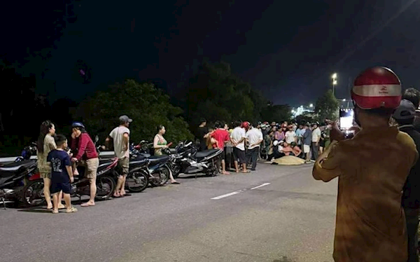 越南一卡车行驶中车轴断裂：车轮脱落并撞死一名路人