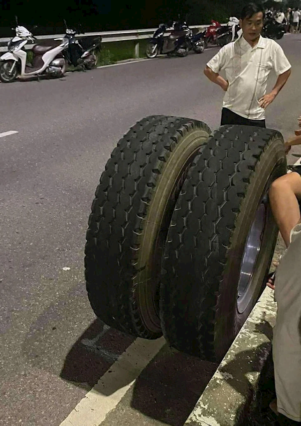 越南一卡车行驶中车轴断裂：车轮脱落并撞死一名路人