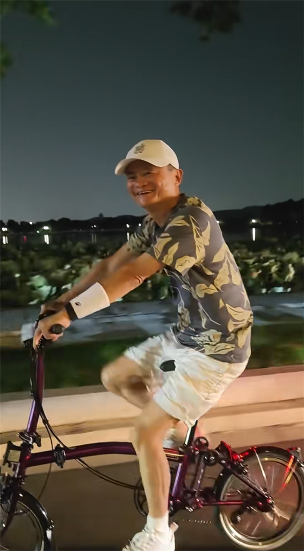 网友偶遇马云夜骑西湖：一身运动装骑万元自行车 亲切打招呼