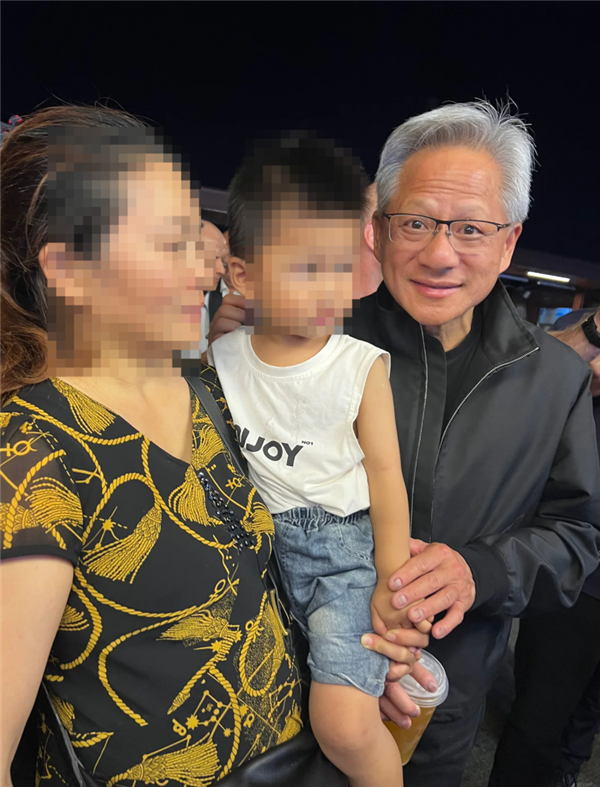 千亿身价的黄仁勋现身北京什刹海：穿皮衣与路人合影 酒吧小酌聊天