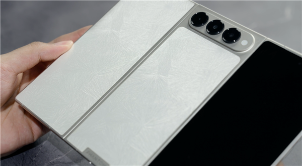 传音Tecno发布全球最薄三折叠概念手机：展开3.49mm 比华为还薄