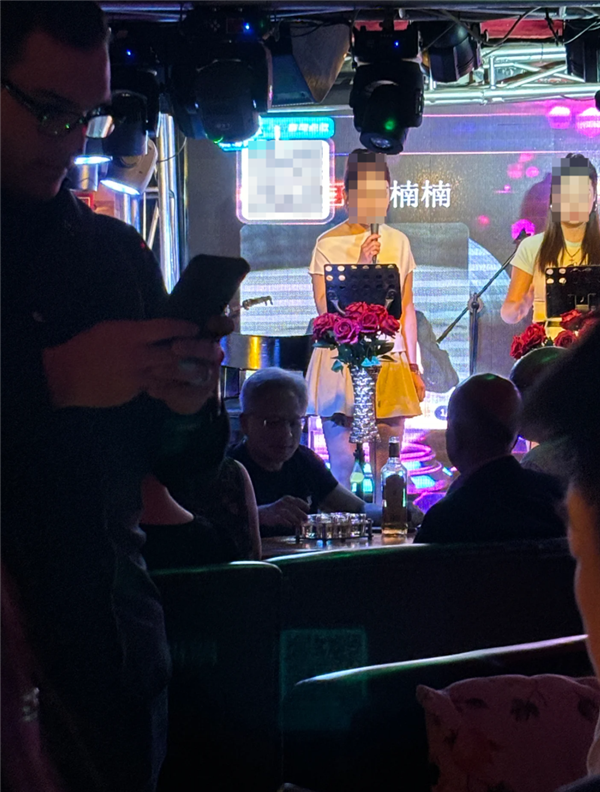 千亿身价的黄仁勋现身北京什刹海：穿皮衣与路人合影 酒吧小酌聊天