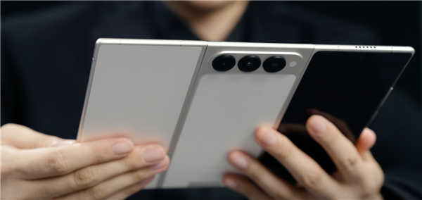 传音Tecno发布全球最薄三折叠概念手机：展开3.49mm 比华为还薄