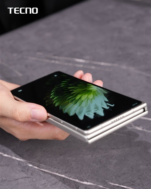 传音Tecno发布全球最薄三折叠概念手机：展开3.49mm 比华为还薄