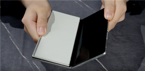 传音Tecno发布全球最薄三折叠概念手机：展开3.49mm 比华为还薄