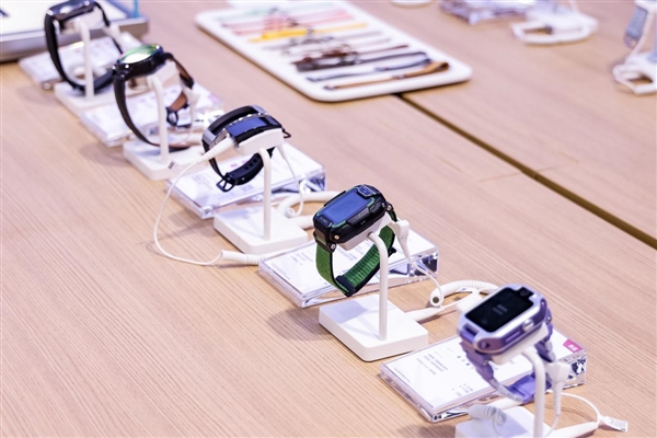 华为参展2025中国联通合作伙伴大会：鸿蒙生态“全家桶”悉数亮相