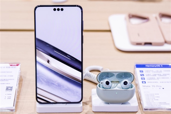 华为参展2025中国联通合作伙伴大会：鸿蒙生态“全家桶”悉数亮相