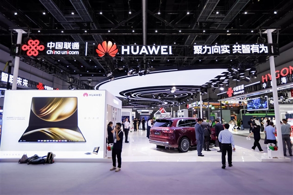 华为参展2025中国联通合作伙伴大会：鸿蒙生态“全家桶”悉数亮相