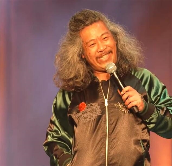 知名华裔演员为捡手机从8楼坠亡：年仅43岁